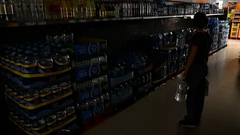 Vista de un supermercado durante el apagón este lunes en una gasolinera de Castellón Vista de un supermercado durante el apagón este lunes en una gasolinera de Castellón/ EFE/ Andreu Esteban