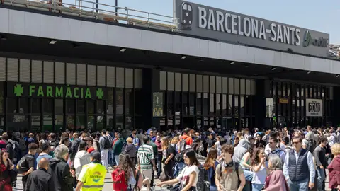 El corte de suministro eléctrico que afecta este lunes a España ha dejado sin servicio el metro y todas las líneas de ferrocarril en Barcelona, El corte de suministro eléctrico que afecta este lunes a España ha dejado sin servicio el metro y todas las líneas de ferrocarril en Barcelona,/ .EFE/ Marta Pérez