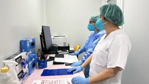 Profesionales sanitarios manipulando medicamentos. Profesionales sanitarios manipulando medicamentos.