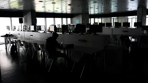 Quién indemniza en caso de un gran apagón: ¿el seguro cubre los desperfectos de mi casa? Estado de una biblioteca en España tras el apagón