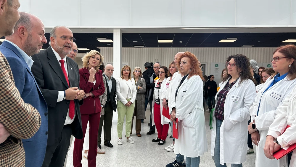 El vicepresidente primero de la Junta, José Luis Martínez Guijarro, con algunos de los responsables de las diferentes áreas El vicepresidente primero de la Junta, José Luis Martínez Guijarro, con algunos de los responsables de las diferentes áreas