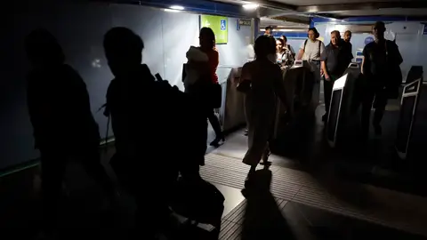 Usuarios del Metro de Madrid abandonan una de las estaciones del suburbano tras registrarse un apagón a nivel peninsular este lunes. EFE/Mariscal Usuarios del Metro de Madrid abandonan una de las estaciones del suburbano tras registrarse un apagón a nivel peninsular este lunes. EFE/Mariscal