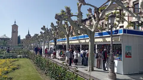 La XLII edición de la Feria del Libro de Novedad de Alcalá de Henares permanecerá instalada en la Plaza de Cervantes hasta el 11 de mayo Gente visitando las casetas de la Feria del Libro de Novedad de Alcalá de Henares