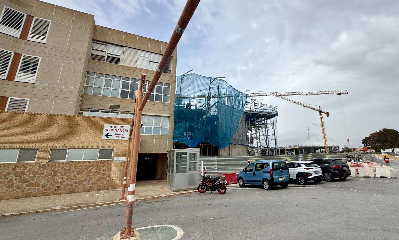 CCOO y el PSPV-PSOE exigen a la consellería la construcción del parking definitivo del Hospital Marina Baixa CCOO y el PSPV-PSOE exigen a la consellería la construcción del parking definitivo del Hospital Marina Baixa