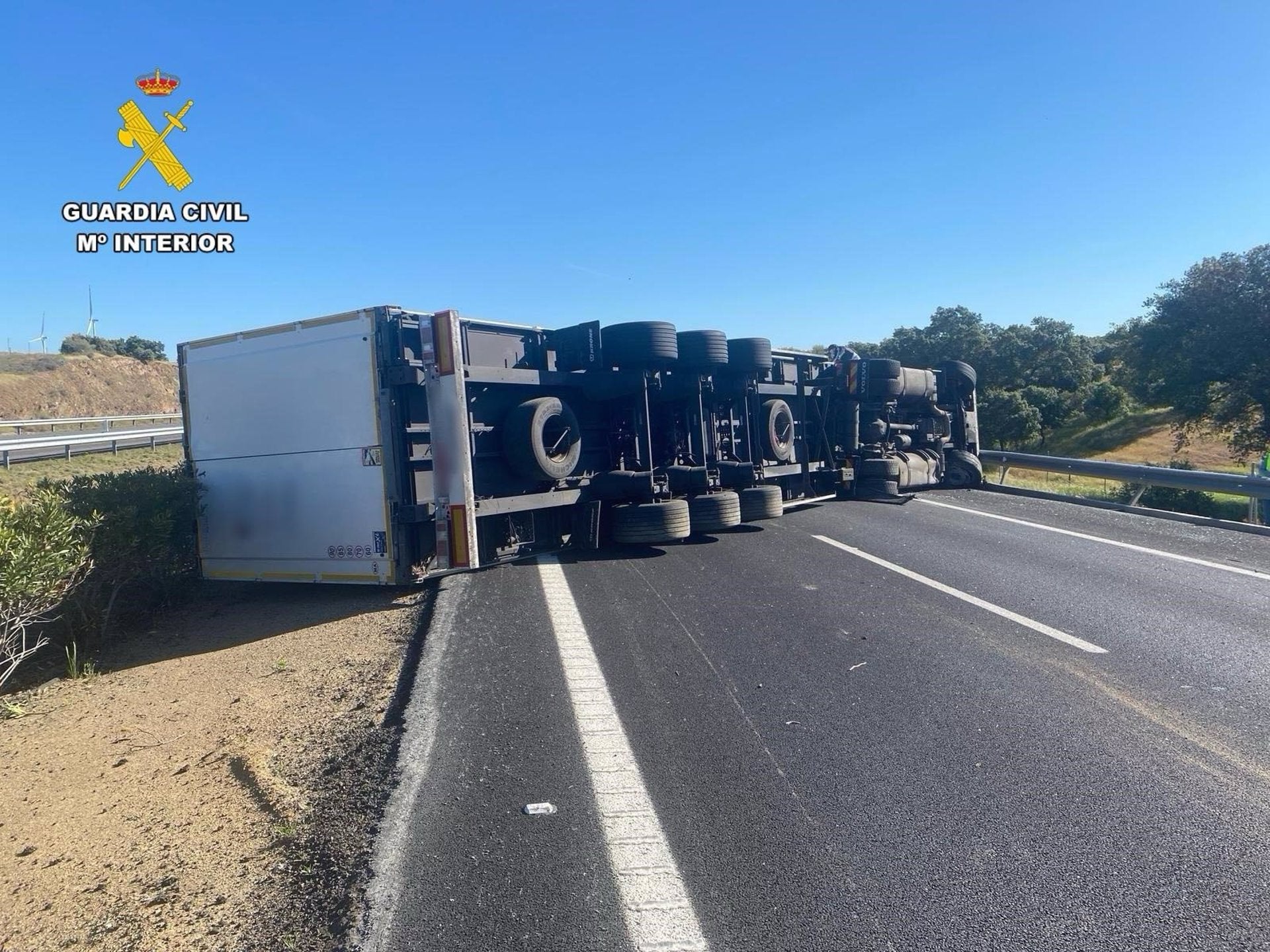 El vuelco de un camión articulado obliga a cortar la autovía A-66 a la altura de Riolobos El vuelco de un camión articulado obliga a cortar la autovía A-66 a la altura de Riolobos