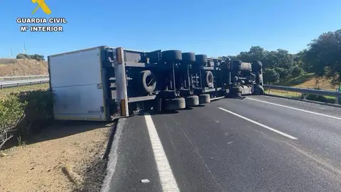 El vuelco de un camión articulado obliga a cortar la autovía A-66 a la altura de Riolobos El vuelco de un camión articulado obliga a cortar la autovía A-66 a la altura de Riolobos