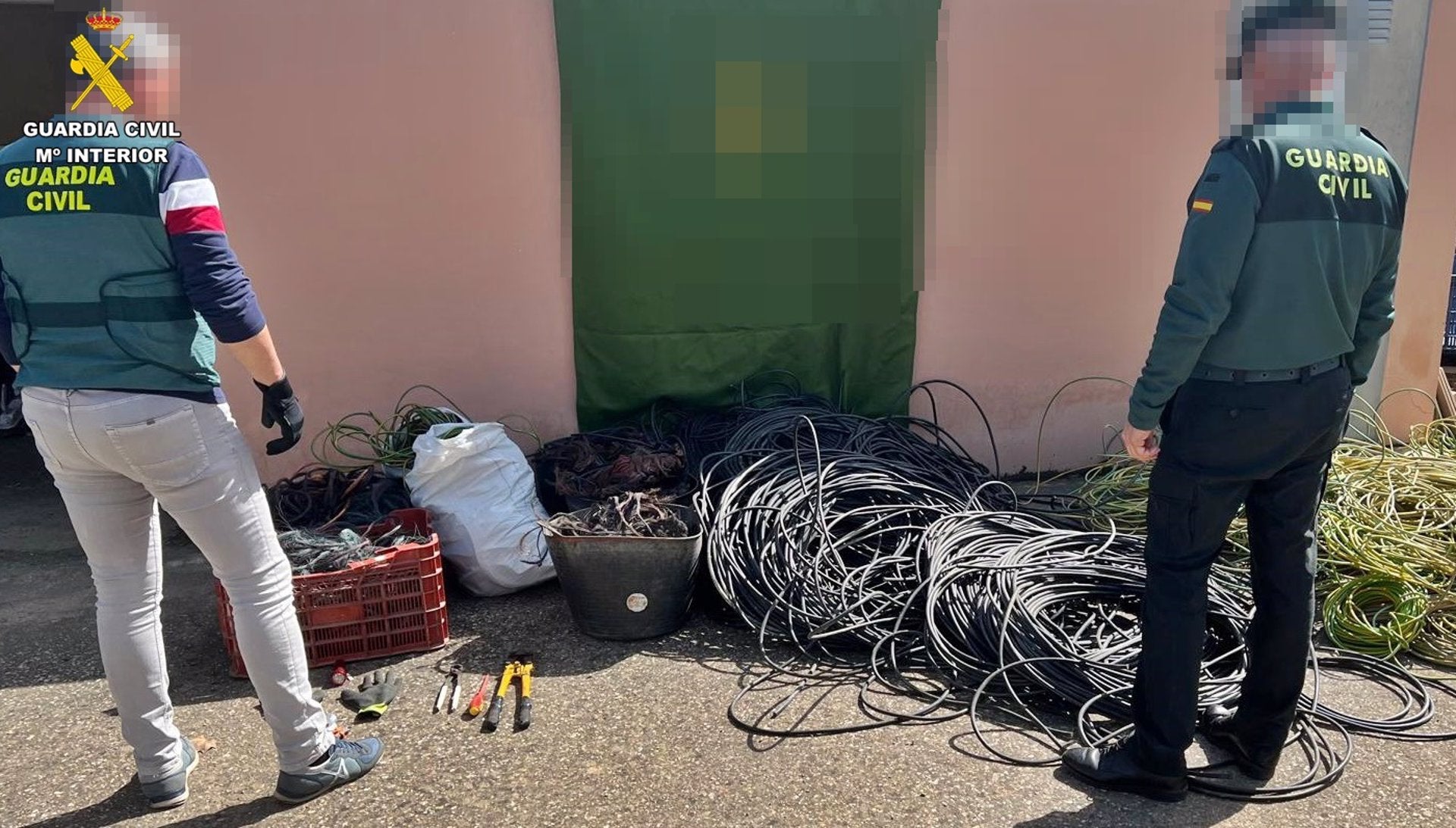 A prisión cuatro de los nueve detenidos de un grupo dedicado a robar cable de alumbrado público en Extremadura A prisión cuatro de los nueve detenidos de un grupo dedicado a robar cable de alumbrado público en Extremadura