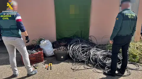 A prisión cuatro de los nueve detenidos de un grupo dedicado a robar cable de alumbrado público en Extremadura A prisión cuatro de los nueve detenidos de un grupo dedicado a robar cable de alumbrado público en Extremadura
