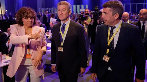 El presidente del Partido Popular, Alberto Núñez Feijó (c), el presidente de la Generalitat valenciana, Carlos Mazón (d), y la eurodiputada Dolors Montserrat, a su llegada a la segunda jornada del congreso del Partido Popular Europeo en Valencia, este miércoles. El presidente del Partido Popular, Alberto Núñez Feijó (c), el presidente de la Generalitat valenciana, Carlos Mazón (d), y la eurodiputada Dolors Montserrat, a su llegada a la segunda jornada del congreso del Partido Popular Europeo en Valencia, este miércoles.