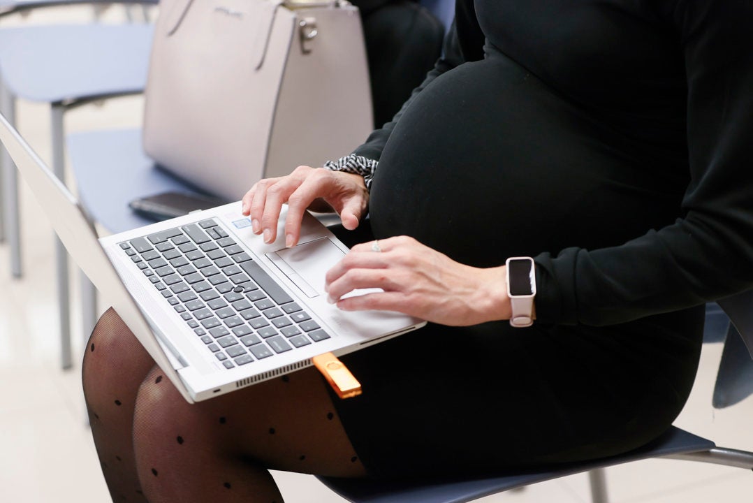 El Gobierno prohíbe el registro directo de menores nacidos por gestación subrogada El Gobierno prohíbe el registro directo de menores nacidos por gestación subrogada
