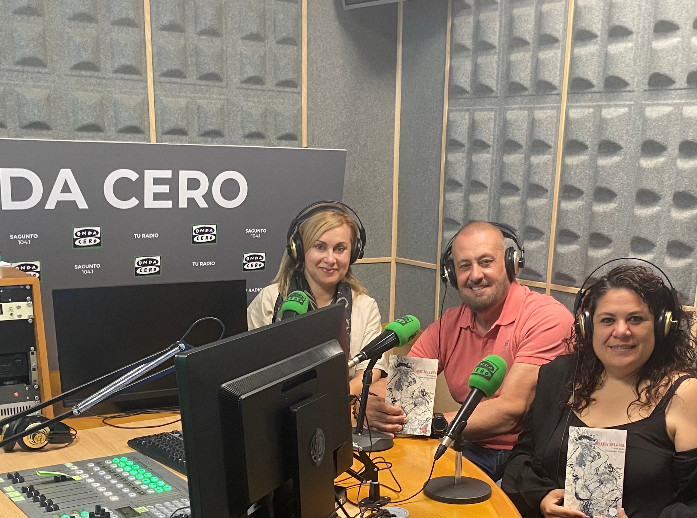 Los autores locales Juan Antonio Velasco y Ruth Sicilia presentan "Relatos de la piel" Los autores locales Juan Antonio Velasco y Ruth Sicilia presentan "Relatos de la piel"