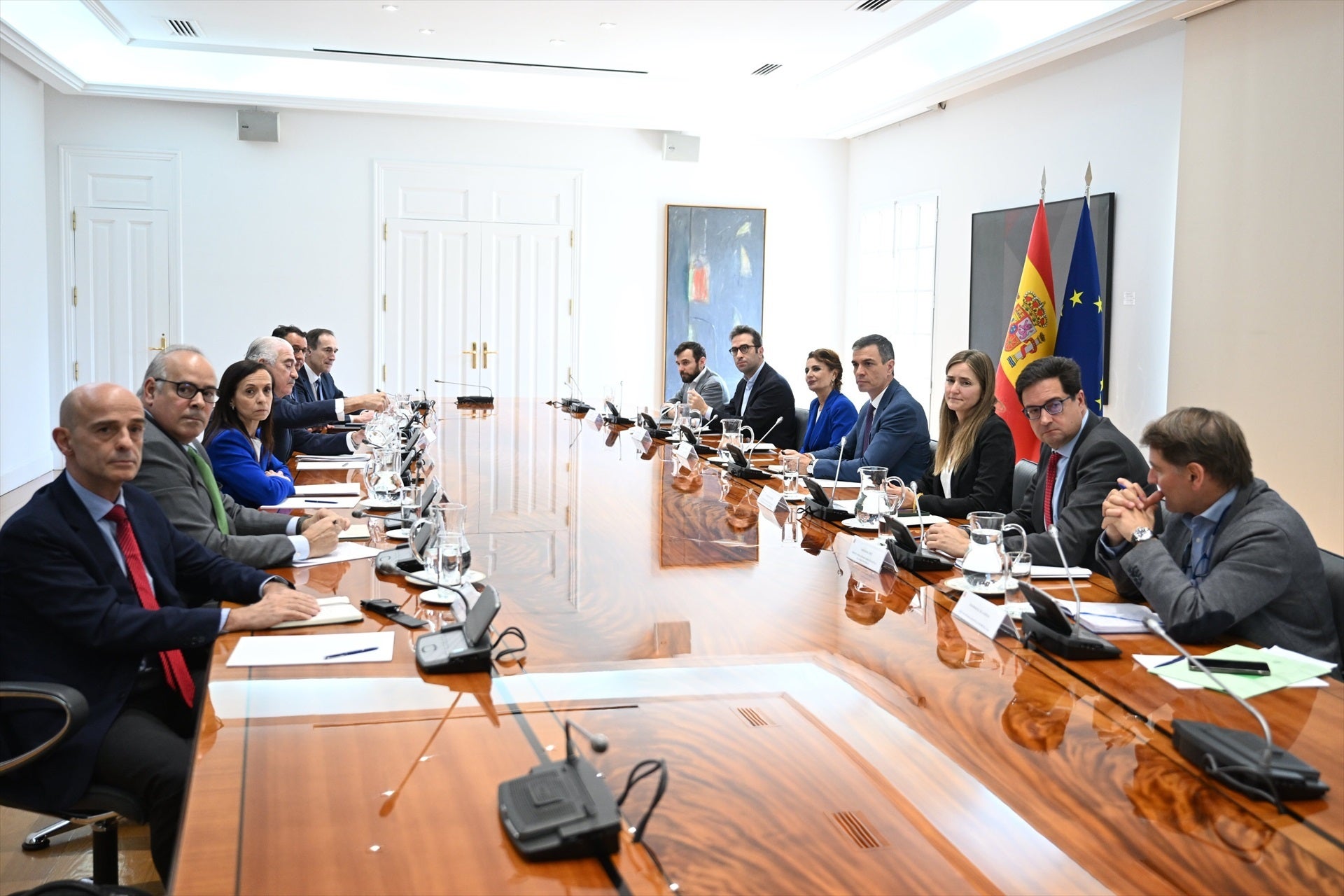 Tres versiones y ninguna explicación clara: así gestiona el Gobierno la crisis del apagón Tres versiones y ninguna explicación clara: así gestiona el Gobierno la crisis del apagón
