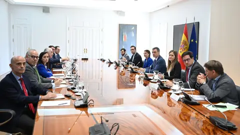 Tres versiones y ninguna explicación clara: así gestiona el Gobierno la crisis del apagón Tres versiones y ninguna explicación clara: así gestiona el Gobierno la crisis del apagón