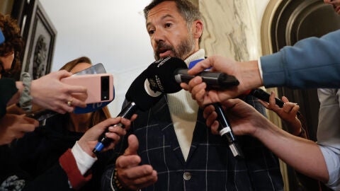 Juanma Badenas, concejal de VOX en el Ayuntamiento de València, atiende a los medios de comunicación tras la personación de la Guardia Civil en el Consistorio valenciano