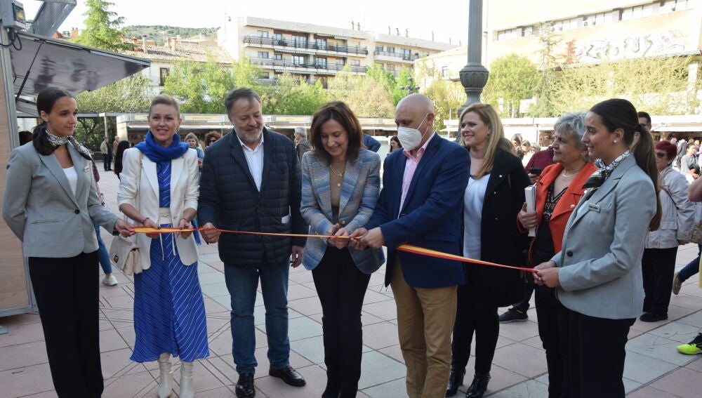 La pregonera, con el presidente de la Diputación, Álvaro Martínez Chana, en el corte de cinta inaugural