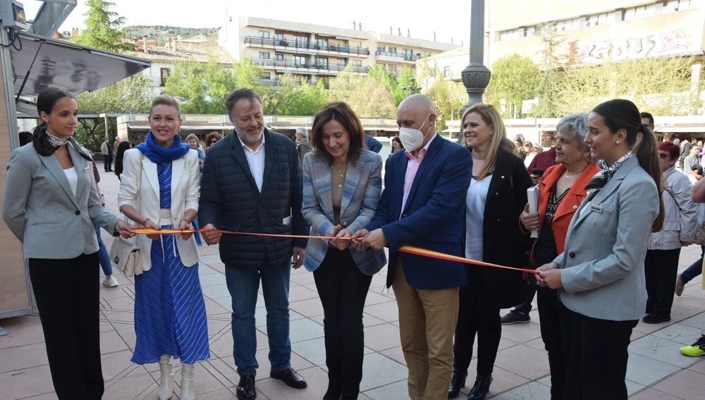 La pregonera, con el presidente de la Diputación, Álvaro Martínez Chana, en el corte de cinta inaugural La pregonera, con el presidente de la Diputación, Álvaro Martínez Chana, en el corte de cinta inaugural