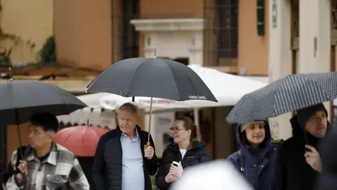 Varias personas se protegen de la lluvia en Málaga. Varias personas se protegen de la lluvia en Málaga.