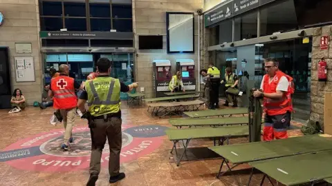 Cruz Vermella Ourense auxiliou no apagón a persoas que durmiron na estación Cruz Vermella Ourense auxiliou no apagón a persoas que durmiron na estación