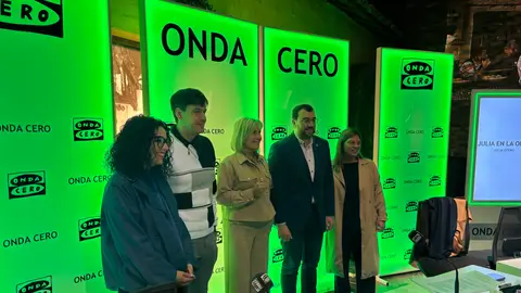 Julia Otero escancia sidra para celebrar los 40 años de 'Asturias Paraíso Natural' en el Museo de la Sidra de Nava Julia Otero escancia sidra para celebrar los 40 años de 'Asturias Paraíso Natural' en el Museo de la Sidra de Nava