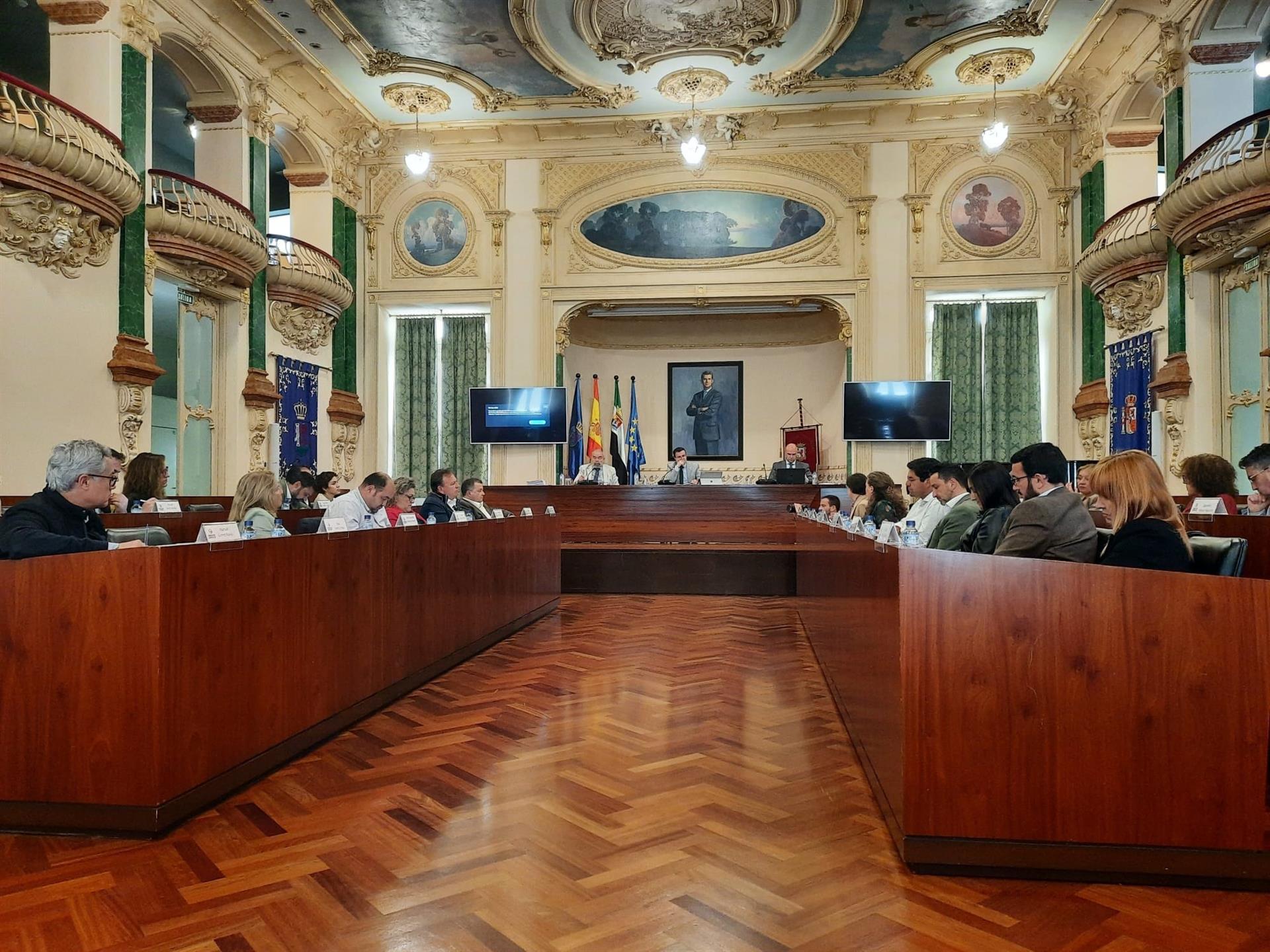 El pleno de Diputación de Badajoz pide al Gobierno que los ayuntamientos puedan seguir usando su superávit en inversión El pleno de Diputación de Badajoz pide al Gobierno que los ayuntamientos puedan seguir usando su superávit en inversión