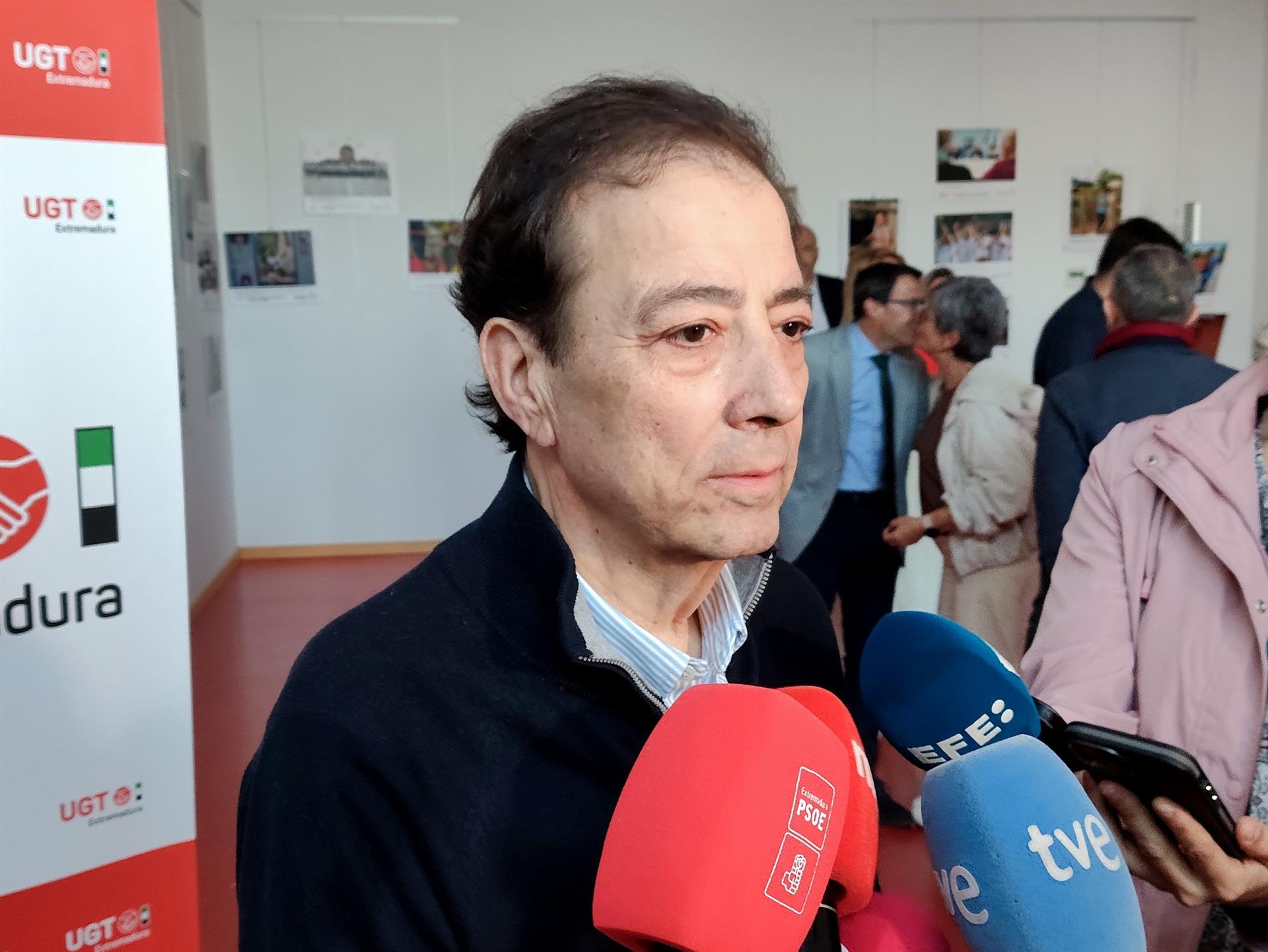 Fernández Vara recibe con orgullo el reconocimiento de UGT que resume aquello a lo que ha dedicado su vida en los últimos 30 años Fernández Vara recibe con orgullo el reconocimiento de UGT que resume aquello a lo que ha dedicado su vida en los últimos 30 años