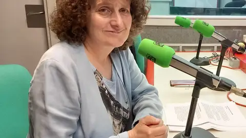 La alcaldesa de Santiago asegura que la vuelta a la normalidad tras el apagón confirma que "pasamos a proba, pero hai que reflexionar" y elogia el comportamiento "ejemplar" de los compostelanos La alcaldesa de Santiago asegura que la vuelta a la normalidad tras el apagón confirma que "pasamos a proba, pero hai que reflexionar" y elogia el comportamiento "ejemplar" de los compostelanos