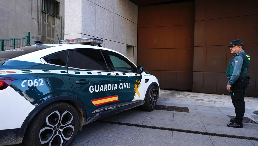 El matrimonio arrestado ingresa a los tribunales de Avido en un auto de guardia civil. El matrimonio arrestado ingresa a los tribunales de Avido en un auto de guardia civil.