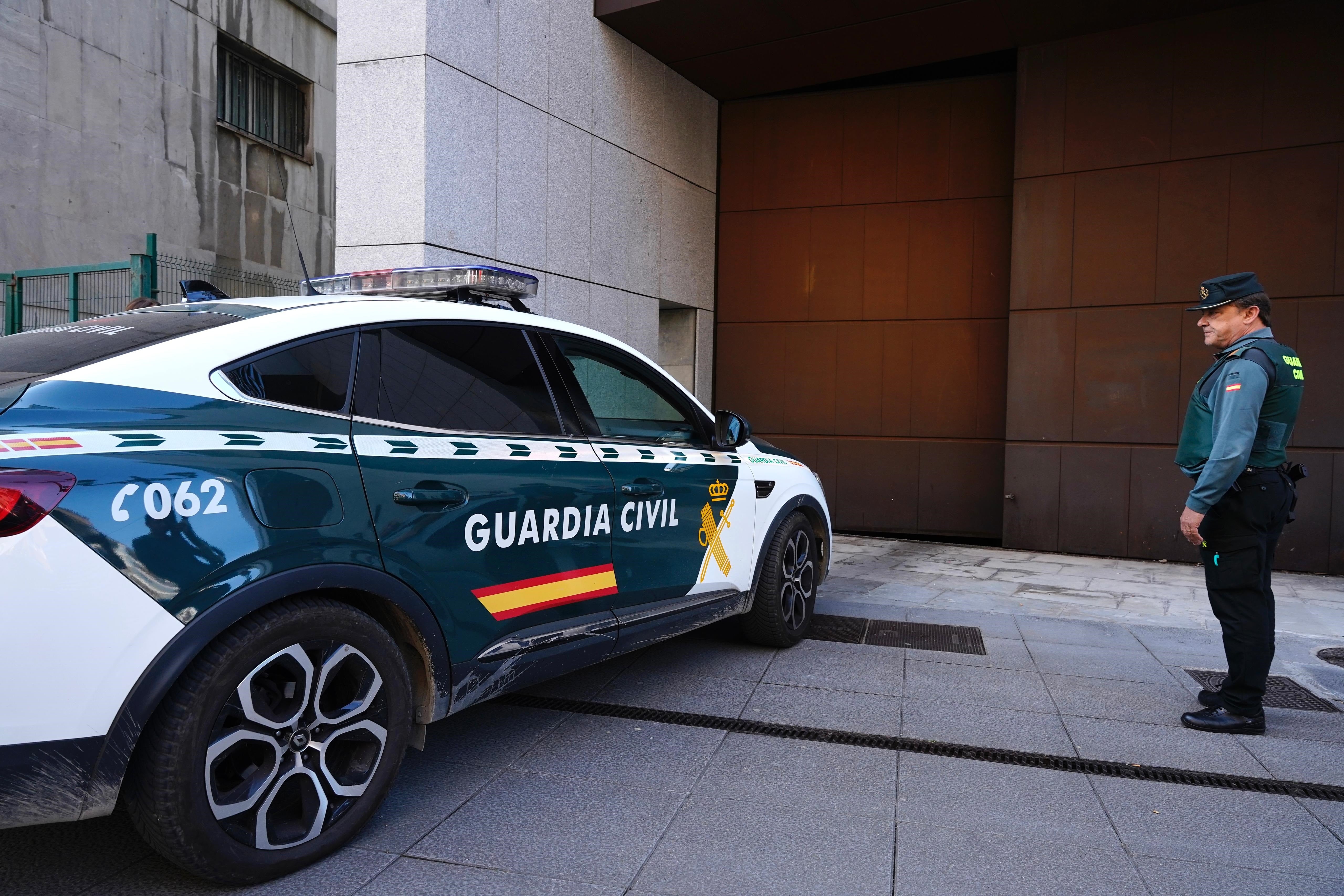 Prisión provisional y sin fianza para los padres que tenían encerrados a sus hijos en "La casa de los horrores" de Oviedo Prisión provisional y sin fianza para los padres que tenían encerrados a sus hijos en "La casa de los horrores" de Oviedo