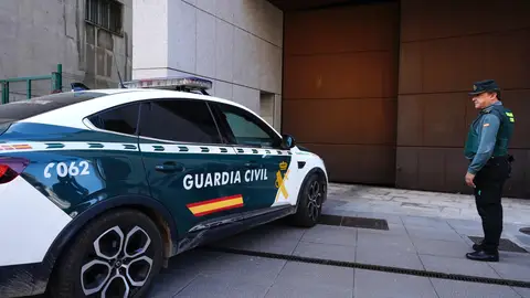 El matrimonio detenido entra en los juzgados de Oviedo en un coche de la Guardia Civil para declarar. El matrimonio detenido entra en los juzgados de Oviedo en un coche de la Guardia Civil para declarar.