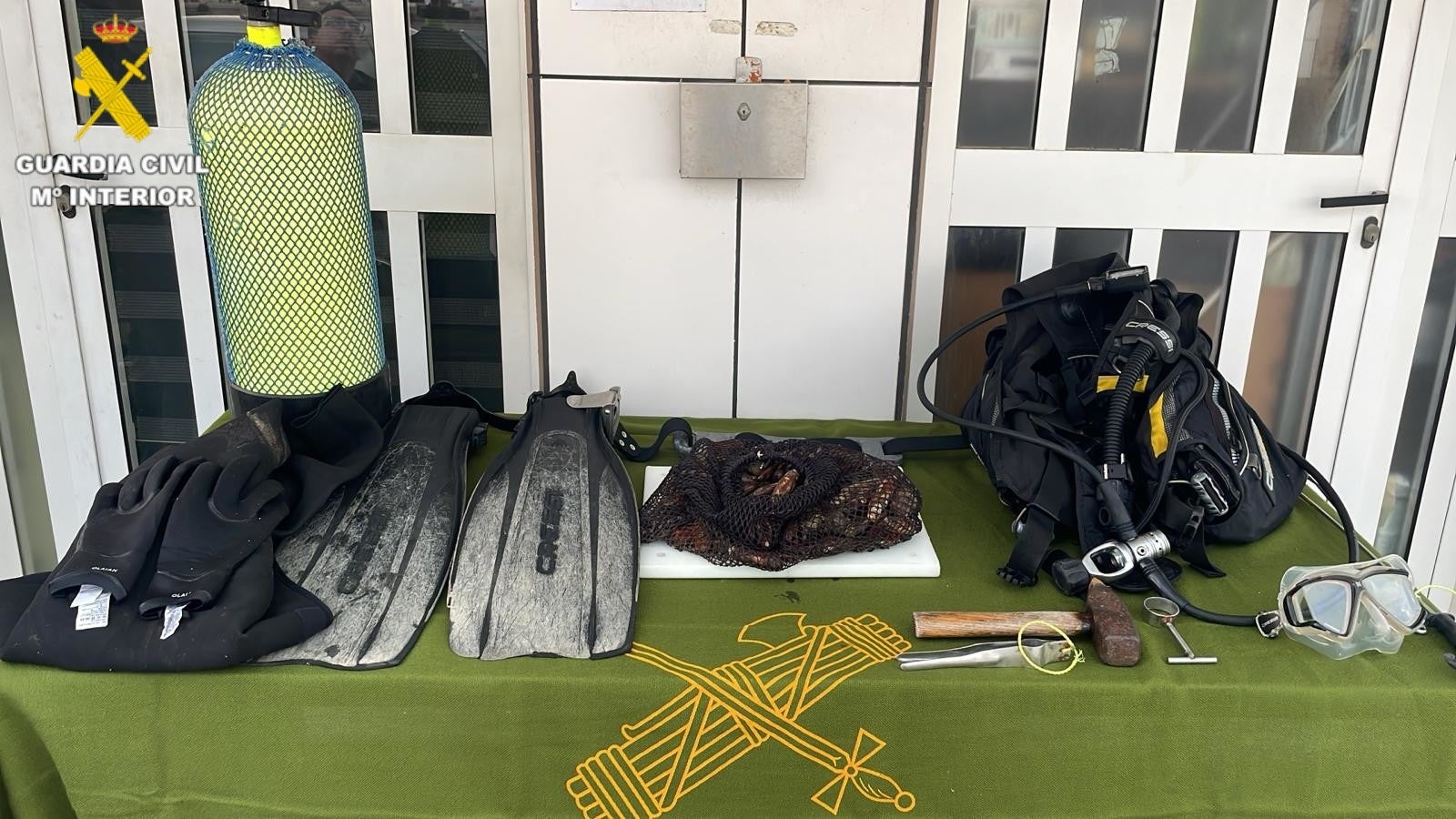 Detenido un hombre por pescar ilegalmente dátiles de mar en Benicarló Detenido un hombre por pescar ilegalmente dátiles de mar en Benicarló