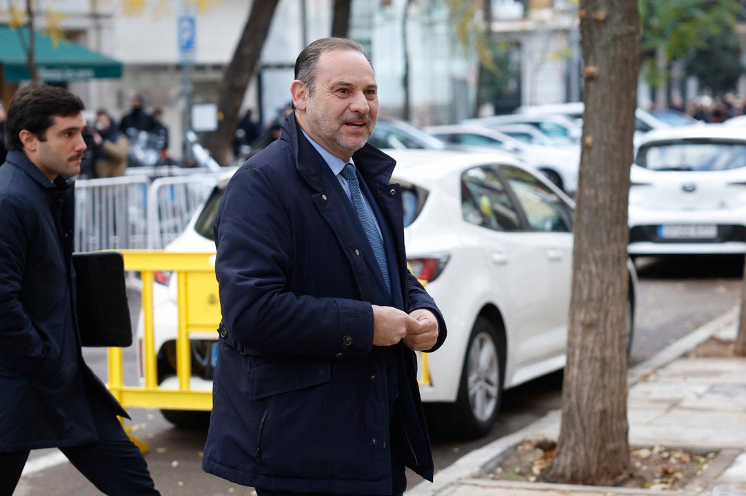 El Supremo pide a Transportes información sobre el pago de más de 500.000 euros a Ábalos exentos de impuestos El Supremo pide a Transportes información sobre el pago de más de 500.000 euros a Ábalos exentos de impuestos