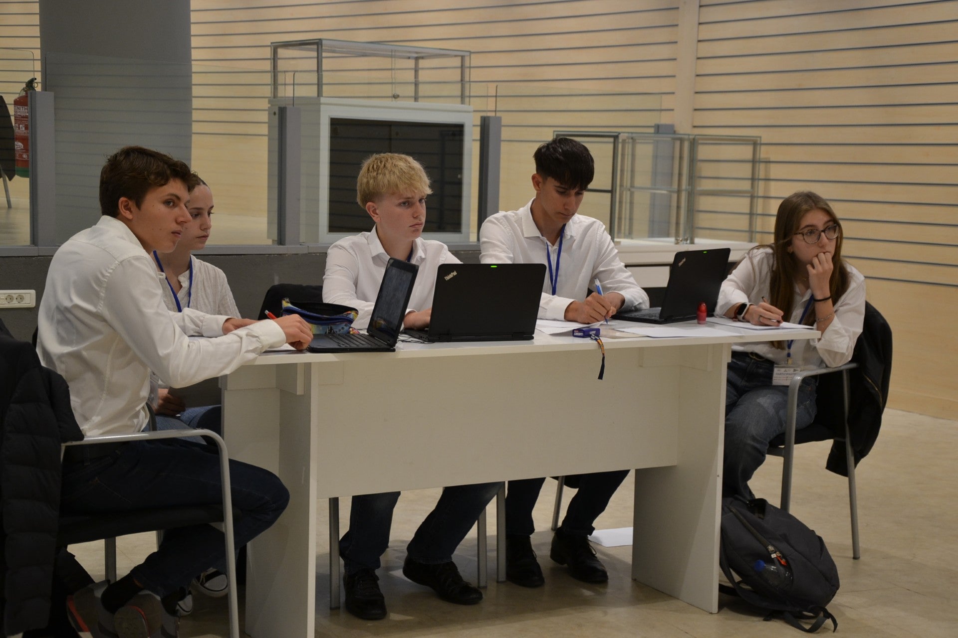 ¿Qué opinan los jóvenes sobre los riesgos y ventajas de la aplicación de la IA a la Educación? ¿Qué opinan los jóvenes sobre los riesgos y ventajas de la aplicación de la IA a la Educación?