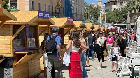 Asistentes a la feria de gastronomía y producto local 'Be Palma', que se celebra en el Parc de la Mar Asistentes a la feria de gastronomía y producto local 'Be Palma', que se celebra en el Parc de la Mar