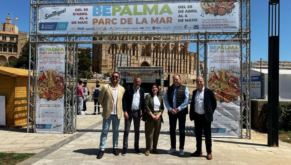 El director regional de Atresmedia radio en Baleares, Juan Carlos Enrique, la regidora de Comercio, Restauración y Autónomos del Ajuntament de Palma, Lupe Ferrer, el director general de Comercio, Toni Fuster, junto a los organizadores de la feria 'Be Palma', AgenciaCom y Unisport Consulting