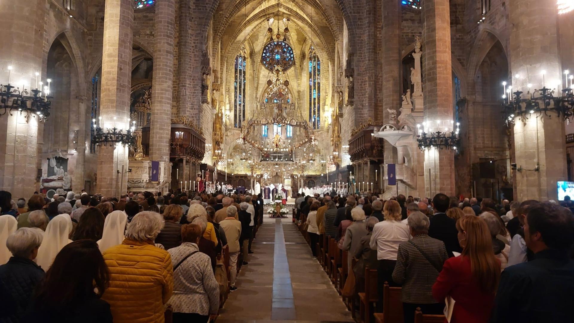 La Seu acoge una misa exequial por el papa Francisco con la presencia de 1.200 feligreses La Seu acoge una misa exequial por el papa Francisco con la presencia de 1.200 feligreses