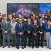 Foto de familia de las autoridades con los nuevos bomberos de la provincia