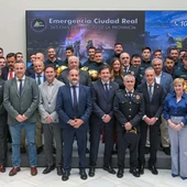 Foto de familia de las autoridades con los nuevos bomberos de la provincia Foto de familia de las autoridades con los nuevos bomberos de la provincia