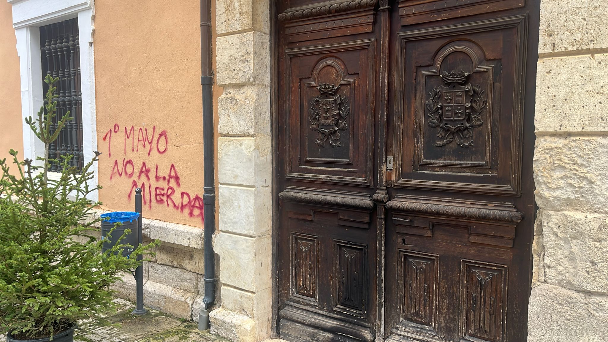 Realizan una pintada y queman parte de la puerta del Ayuntamiento de Paredes de Nava Realizan una pintada y queman parte de la puerta del Ayuntamiento de Paredes de Nava