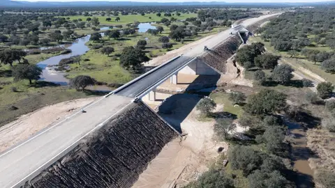 El Gobierno licita por 38,6 millones de euros las obras de electrificación del tramo Talayuela-Plasencia de la línea Madrid-Extremadura El Gobierno licita por 38,6 millones de euros las obras de electrificación del tramo Talayuela-Plasencia de la línea Madrid-Extremadura