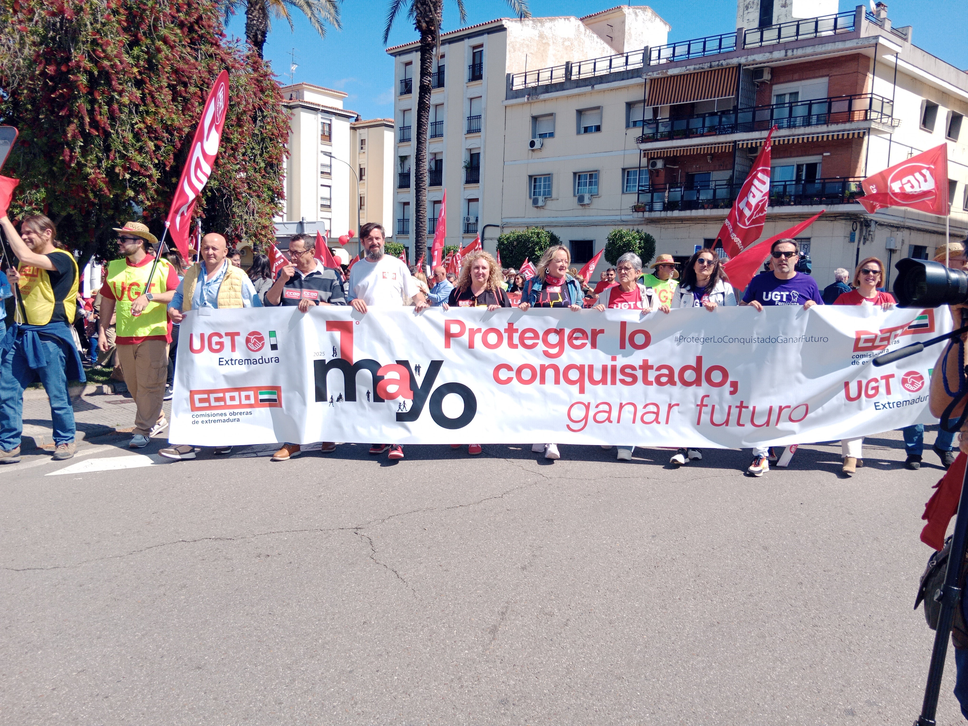 Centenares de personas salen a las calles de Mérida convocadas por CCOO y UGT en el día internacional del trabajo Centenares de personas salen a las calles de Mérida convocadas por CCOO y UGT en el día internacional del trabajo