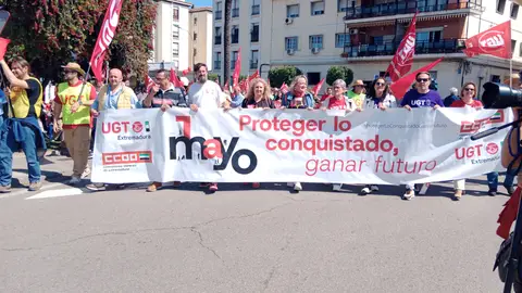 Centenares de personas salen a las calles de Mérida convocadas por CCOO y UGT en el día internacional del trabajo Centenares de personas salen a las calles de Mérida convocadas por CCOO y UGT en el día internacional del trabajo