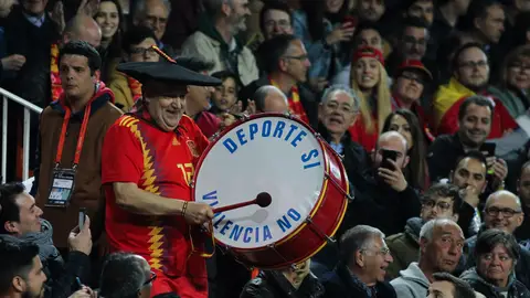 Manolo "El del Bombo" en un partido de la Selección Española Manolo "El del Bombo" en un partido de la Selección Española