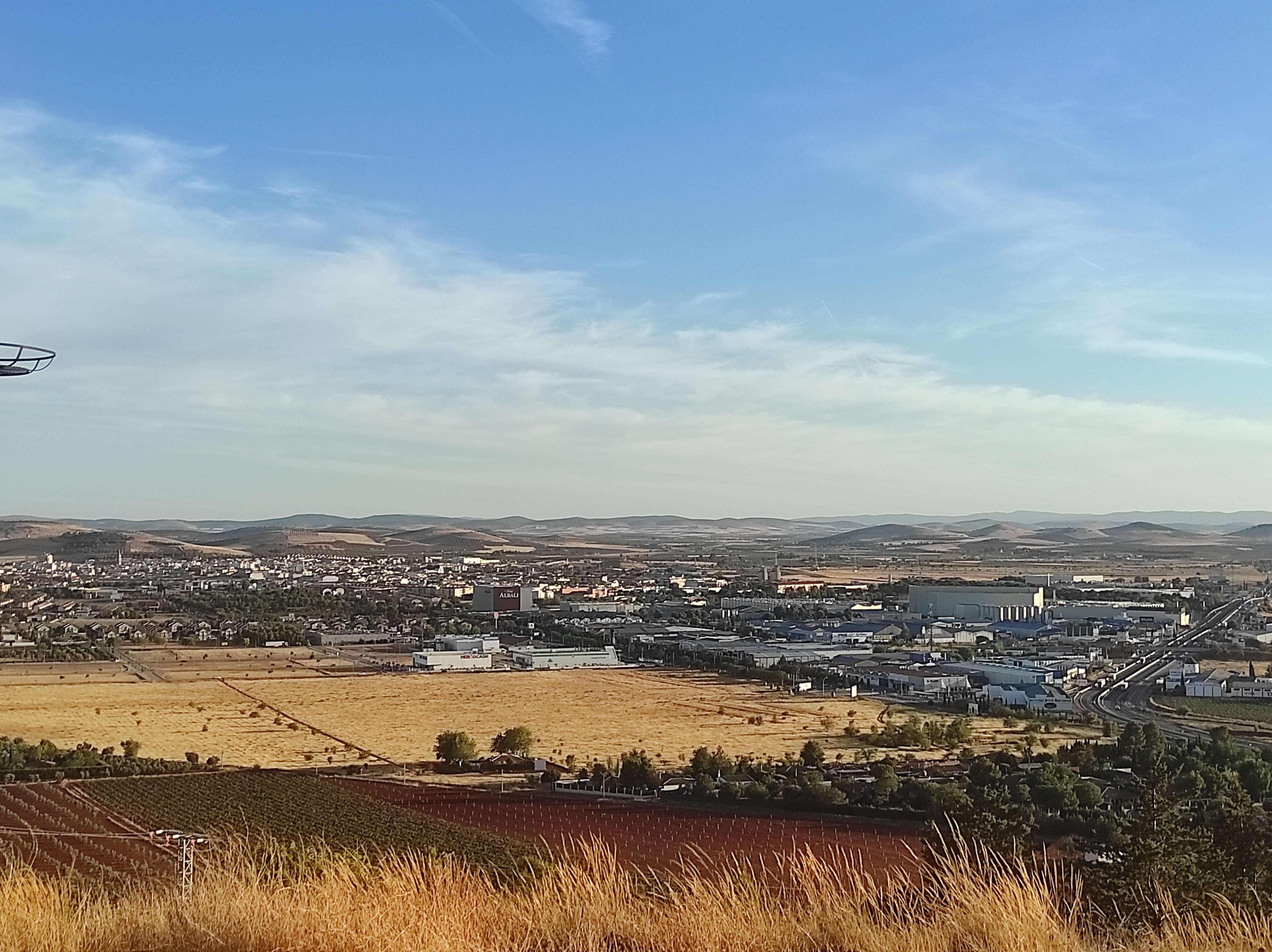 En la UCI, con pronóstico grave, el joven de 17 años que ha caído desde una altura de 5 m en Valdepeñas En la UCI, con pronóstico grave, el joven de 17 años que ha caído desde una altura de 5 m en Valdepeñas