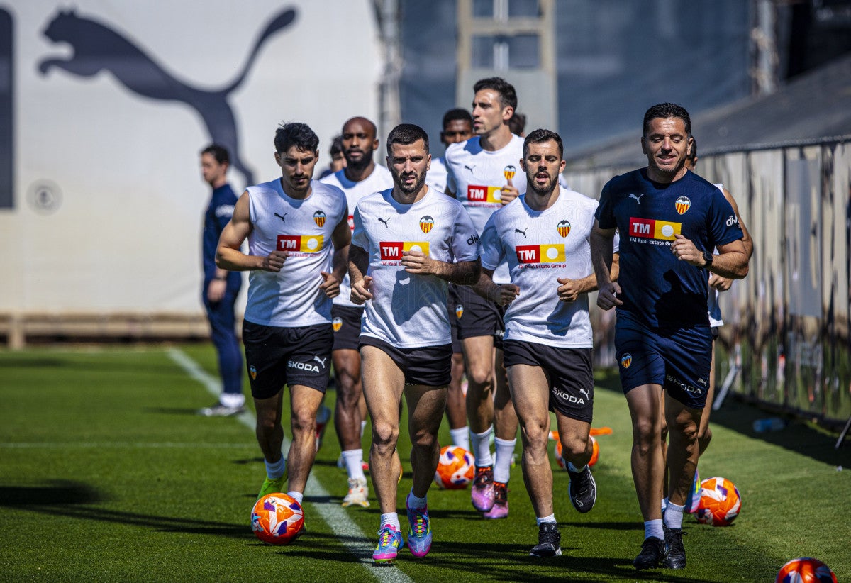 El Valencia prepara sin bajas la última sesión antes de viajar a Las Palmas El Valencia prepara sin bajas la última sesión antes de viajar a Las Palmas