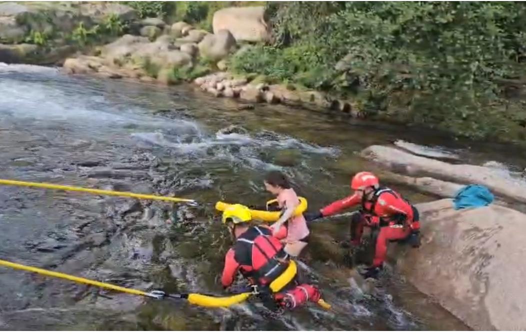 Bomberos del SEPEI rescatan a una madre y su hijo atrapadas en la Garganta de Cuartos en Jarandilla de la Vera Bomberos del SEPEI rescatan a una madre y su hijo atrapadas en la Garganta de Cuartos en Jarandilla de la Vera
