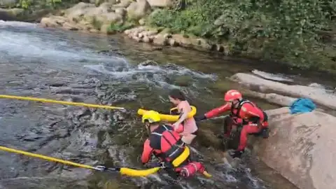 Bomberos del SEPEI rescatan a una madre y su hijo atrapadas en la Garganta de Cuartos en Jarandilla de la Vera Bomberos del SEPEI rescatan a una madre y su hijo atrapadas en la Garganta de Cuartos en Jarandilla de la Vera