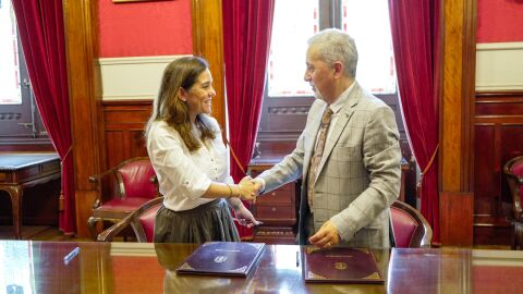 Jos&eacute; Luis Boado, con la alcaldesa, In&eacute;s Rey, en la firma de las subvenci&oacute;n municipal de 2024