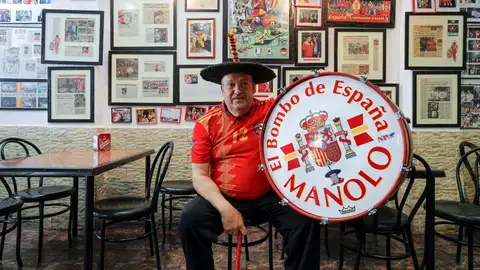Valencia llora a Manolo 'El del bombo', el hincha más popular del Valencia y la selección española Valencia llora a Manolo 'El del bombo', el hincha más popular del Valencia y la selección española