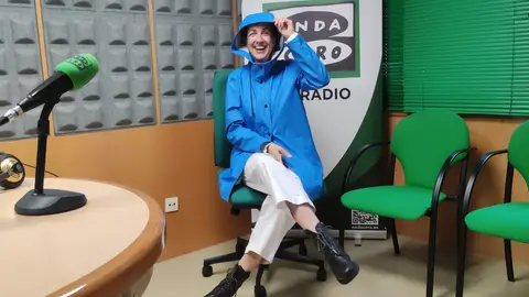 Carmen Quinteiro en los estudios de Onda Cero Pontevedra VIernes sin papeles