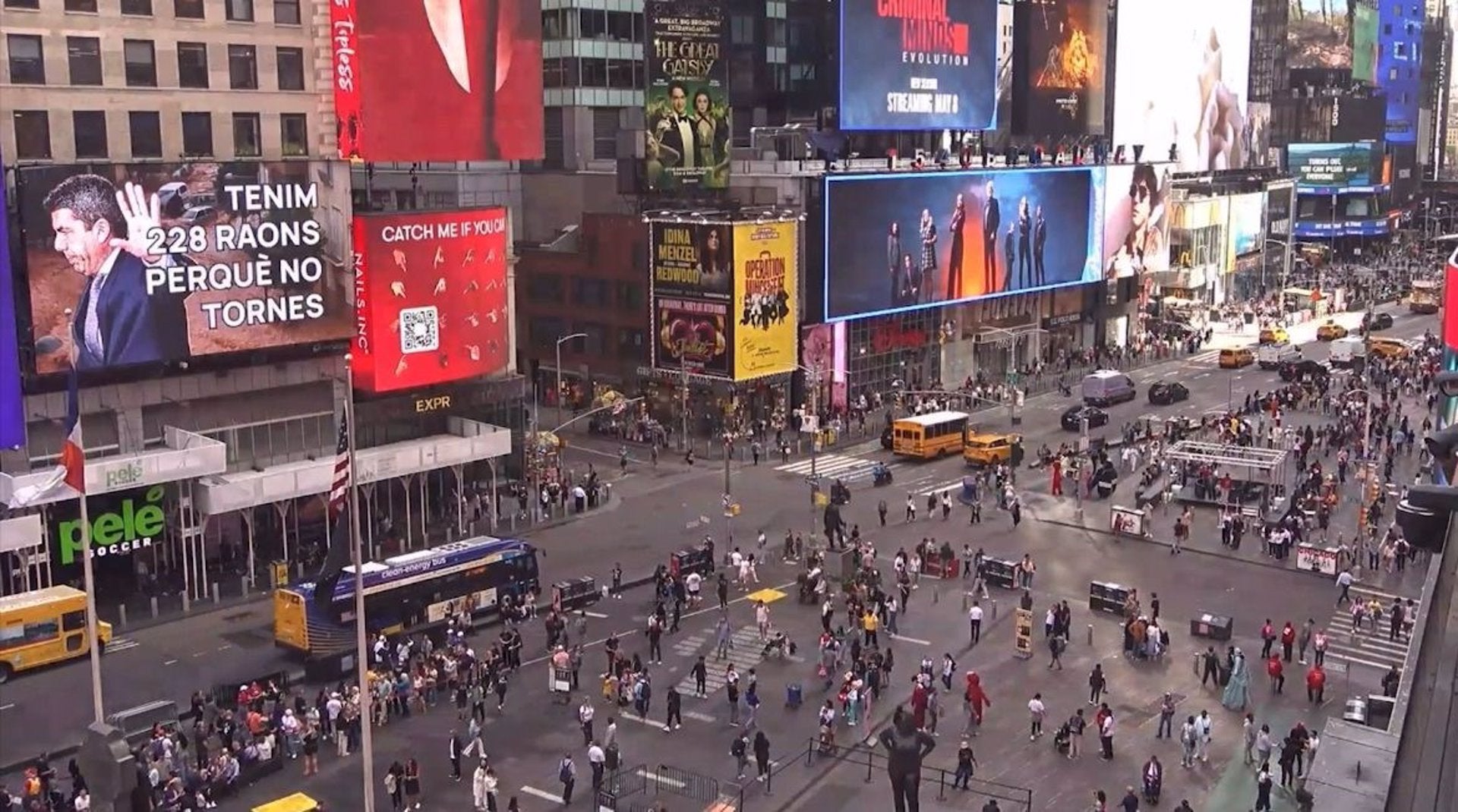 Compromís "recibe" a Mazón en Nueva York con un mensaje en Times Square sobre la DANA Compromís "recibe" a Mazón en Nueva York con un mensaje en Times Square sobre la DANA